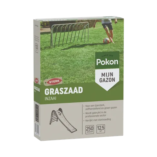 Doos graszaad (voorgrond) toont een groene gazonfoto met iemand die een voetbal trapt bij een klein doel, geplaatst tegen een neutrale achtergrond.
Gevonden tekst op de verpakking:
- Pokon
- SINCE 1929
- MIJN GAZON
- STERK
- GRASZAAD
- INZAAI
- Voor een