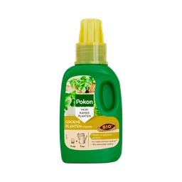 Groene plastic fles plantvoeding staat rechtop met gele doseerdop, gefotografeerd tegen een effen achtergrond.
Getranscribeerde tekst:
SINCE 1929
Pokon
MIJN KAMER PLANTEN
GROENE PLANTEN VOEDING
BIO+
¼ dop + 1 liter
Sterke en gezonde planten
- Na 7 dagen