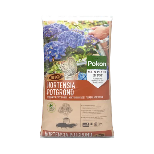 Zak hortensiapotgrond: een staande zak met foto van blauwe hortensia's, merketiket en productinformatie, bedoeld als potgrond voor potplanten en zuurminnende soorten, op effen achtergrond.
Gevonden tekst:
Pokon
SINCE 1929
MIJN PLANT IN POT
PLANTS IN POT