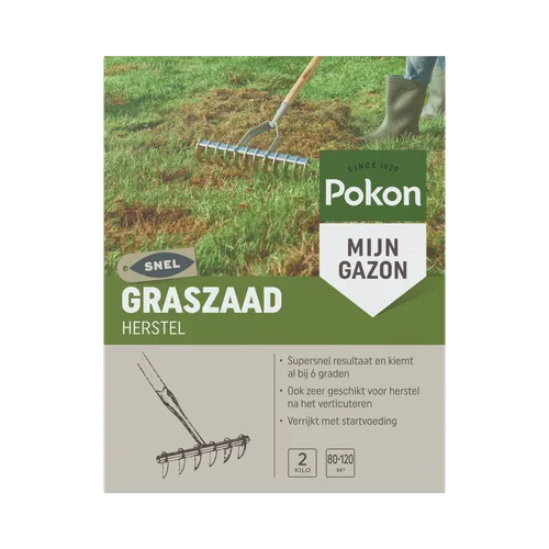 Pakket graszaad: een hark verspreidt herstellend zaad over een beschadigd gazon in een buitenomgeving met laarzen op het gras.
Getranscribeerde tekst:
SINCE 1929
Pokon
MIJN GAZON
SNEL
GRASZAAD
HERSTEL
Supersnel resultaat en kiemt al bij 6 graden
Ook zeer