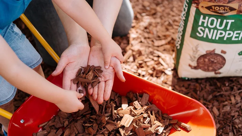 Houtsnippers tegen onkruid.png Houtsnippers tegen onkruid.png