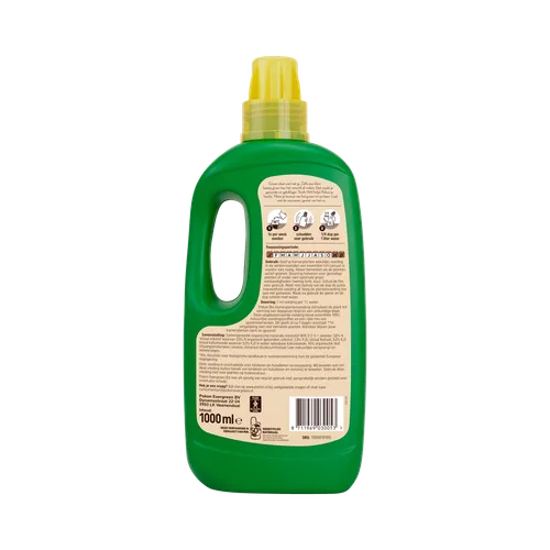 Groene plastic fles met gele dop toont achteretiket met gebruikspictogrammen en instructies, staand tegen een effen achtergrond.
Gevonden leesbare tekst:
- 1x per week voeden
- schudden voor gebruik
- 1/4 dop per 1 liter water
- 1000 ml ℮
Opmerking: de